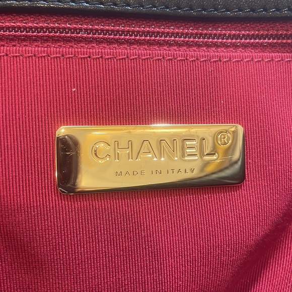 2021 Chanel 19 in Black. Very good condition - Picture 10 of 12